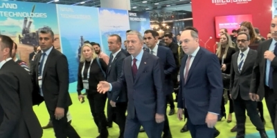 Bakan Akar ve İngiliz mevkidaşı Wallace birlikte SAHA EXPO'yu gezdi